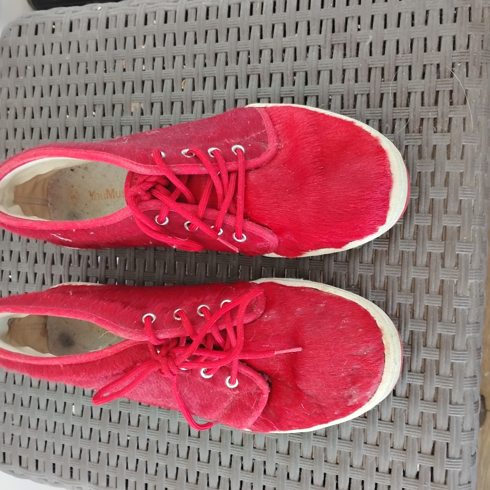 Vibrant Red Low-Top Sneakers with White Sole